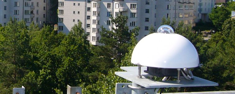 Pyranometer som mäter globalstrålning på ett tak i Stockholm, foto.
