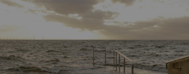 Havet vid Öresund med översvämmad brygga